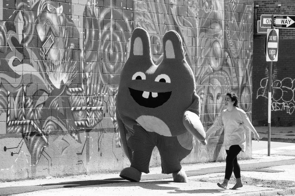 Abbi in „Broad City“ nach ihrer Weisheitszahn-Operation. © Matt Peyton