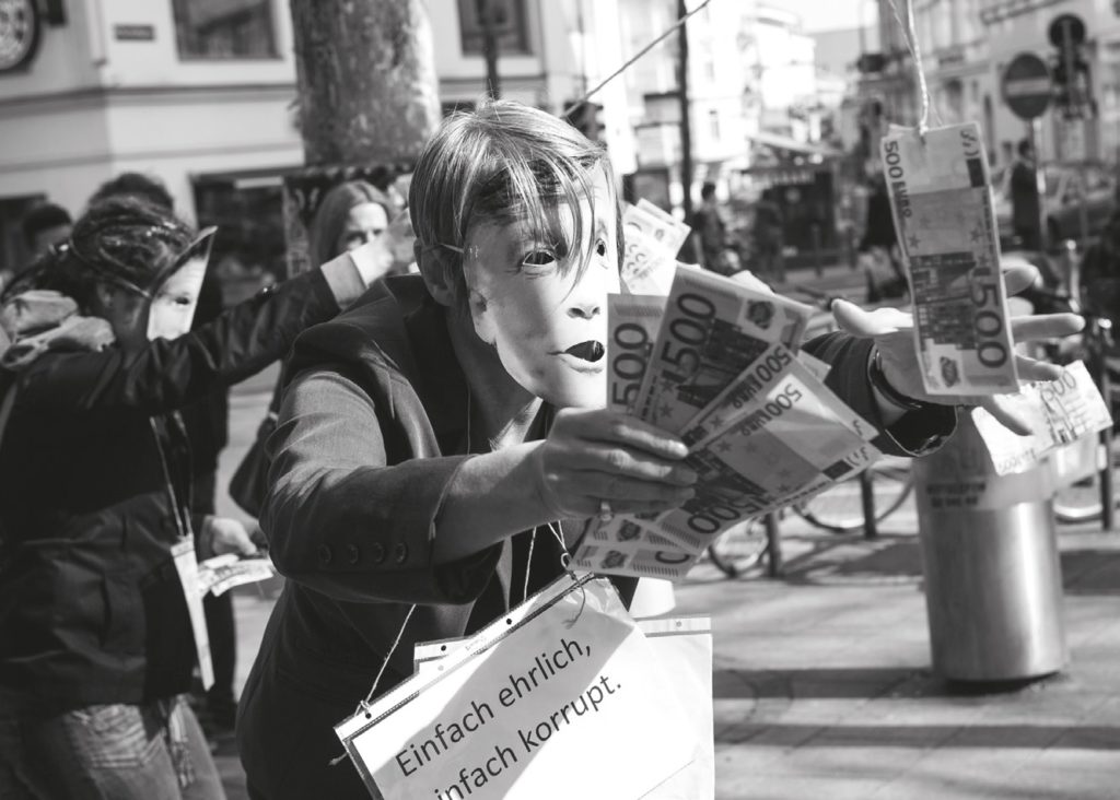 „Straßenaktion gegen Korruption“ von Aktivistinnen der Plattform 20000frauen im April 2012 © Bettina Frenzel