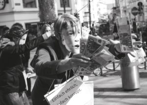 „Straßenaktion gegen Korruption“ von Aktivistinnen der Plattform 20000frauen im April 2012 © Bettina Frenzel