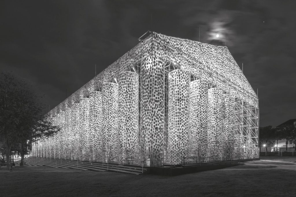 Marta Minujín, The Parthenon of Books. Friedrichsplatz, Kassel, documenta 14 Bei der diesjährigen documenta gibt es neben Kassel in Deutschland einen gleichbe- rechtigten Ausstellungsteil in Athen. Einzelne griechische KünstlerInnen kritisieren die documenta als Ausbeuterin der Krise. © Roman März