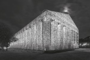 Marta Minujín, The Parthenon of Books. Friedrichsplatz, Kassel, documenta 14 Bei der diesjährigen documenta gibt es neben Kassel in Deutschland einen gleichbe- rechtigten Ausstellungsteil in Athen. Einzelne griechische KünstlerInnen kritisieren die documenta als Ausbeuterin der Krise. © Roman März