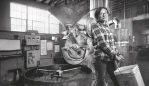 © Chris Crisman: „Women’s Work“ In seiner Fotoserie „Women’s Work“ porträtierte der kalifornische Fotograf Chris Crisman Frauen in für sie eher untypischen Berufen. Inspiriert wurde er von Heather Marold Thomason, die ihren Job als Webdesignerin kündigte, um als Metzgerin zu arbeiten. „Gender sollte nicht über den Berufsweg bestimmen“, sagte Crisman in einem Interview.
