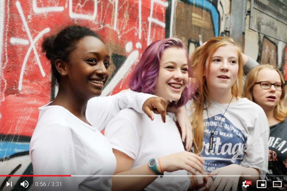Eine Gruppe junger Mädchen steht an einer Wand